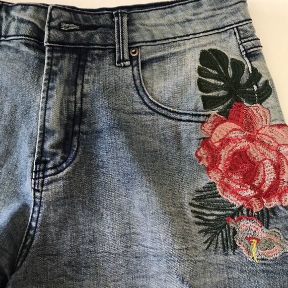 Gianni Bini Mid Rise Floral Embroidered Raw Hem Denim Shorts Size Small - Picture 2 of 5